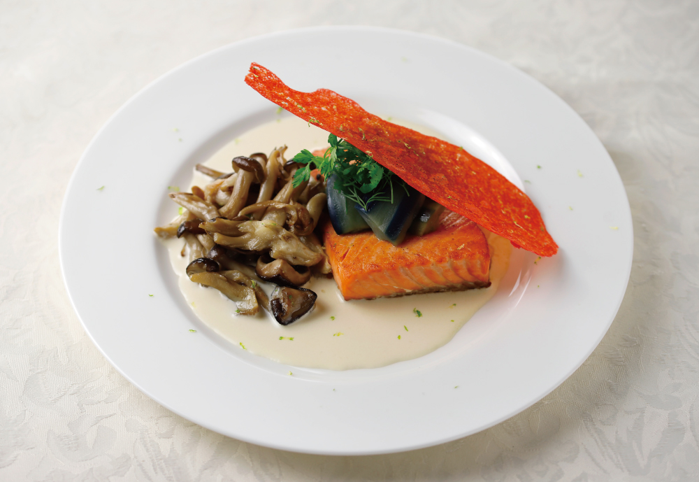 サーモンのポワレ　すだち風味のヴァンブランソース