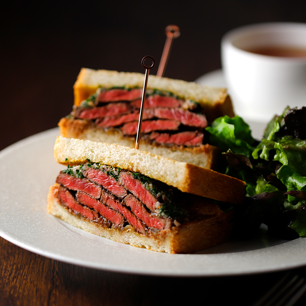 ビーフステーキのグリルサンドイッチ